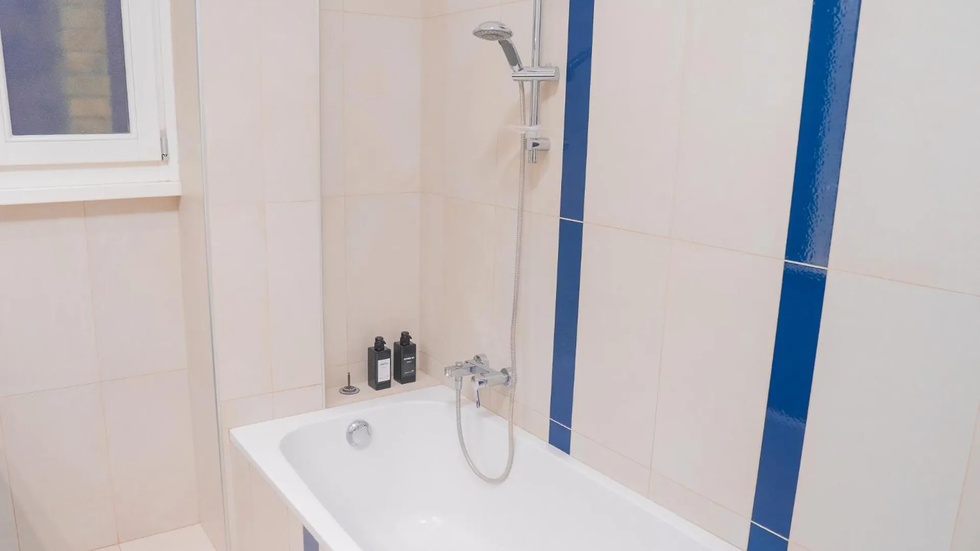 Sweet 3 Bedr Apt - 3 Stops From Piramide Rome