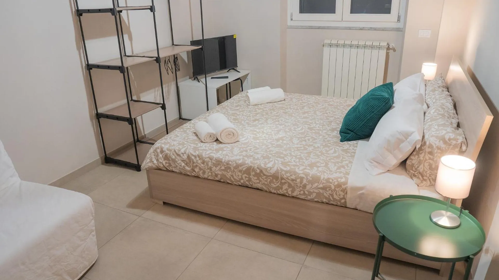 Sweet 3 Bedr Apt - 3 Stops From Piramide Italy